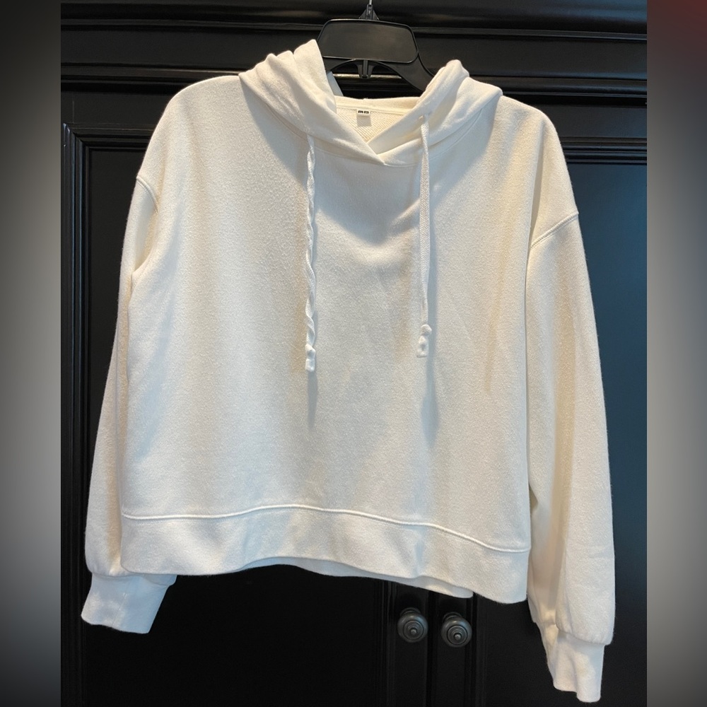Uniqlo white cropped hoodie